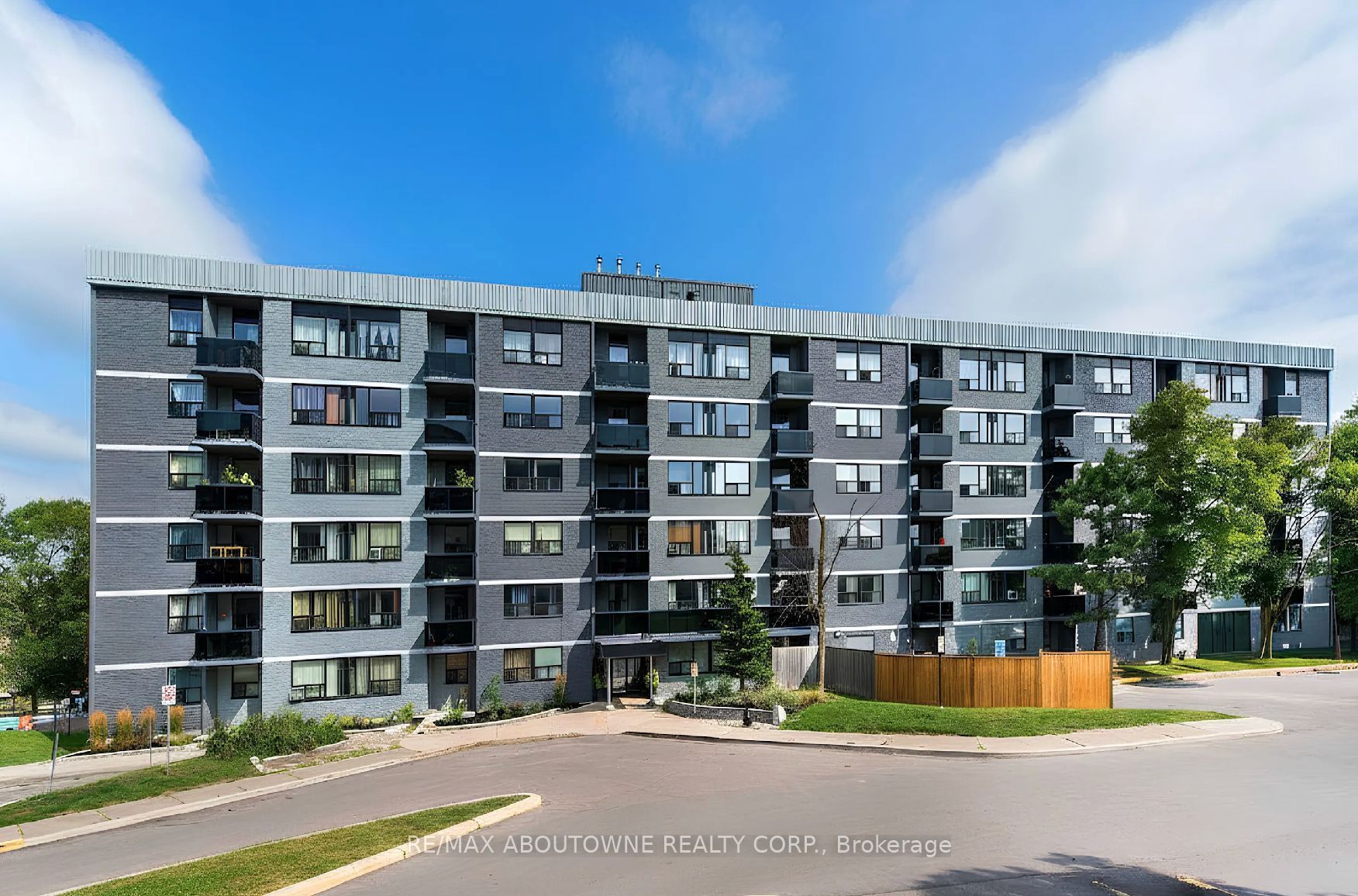 145 Wellington Street W 602, Aurora, ON L4G 2N9, Aurora