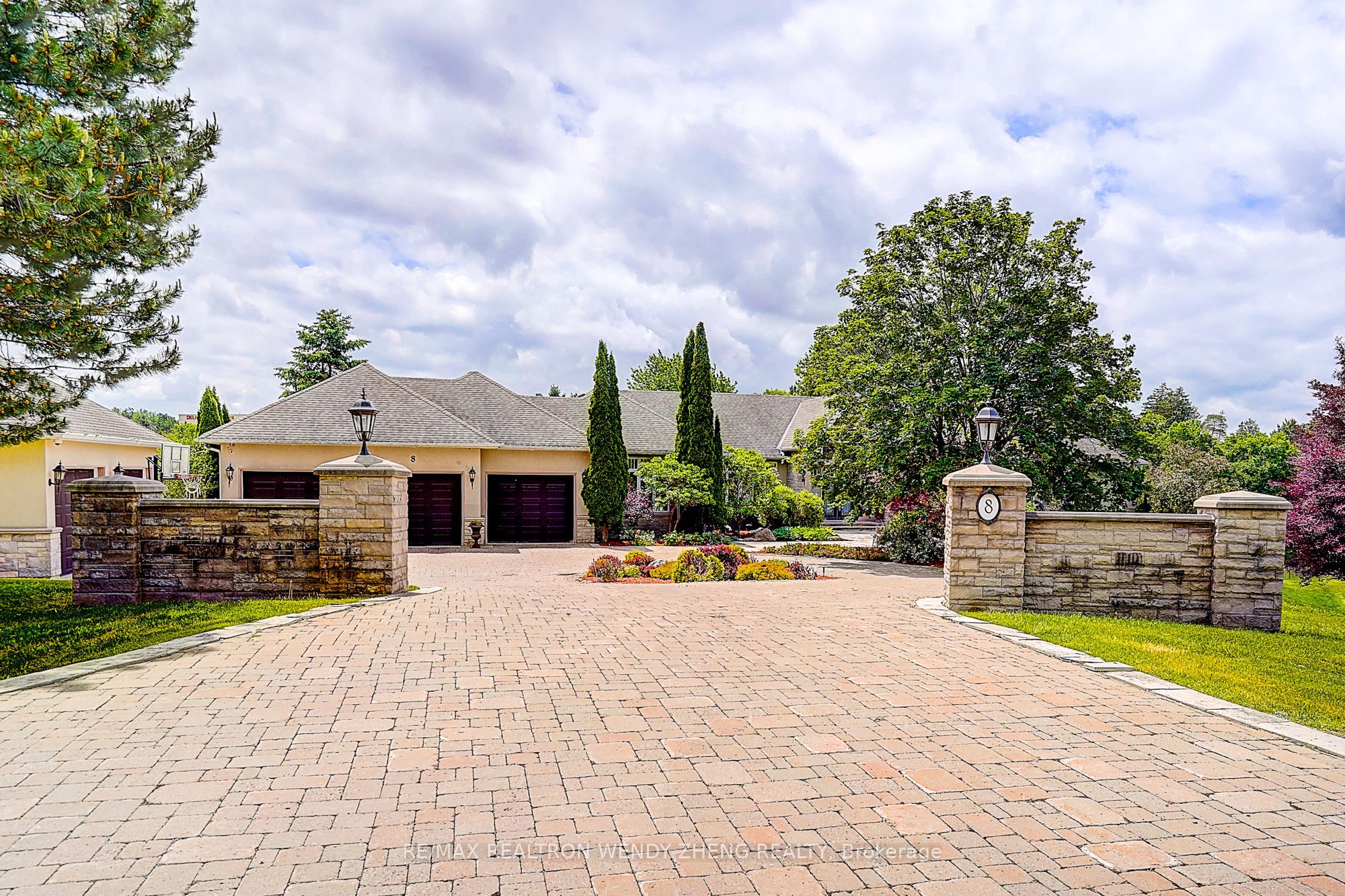 8 Alm Court, Aurora, ON L4G 6W7, Aurora