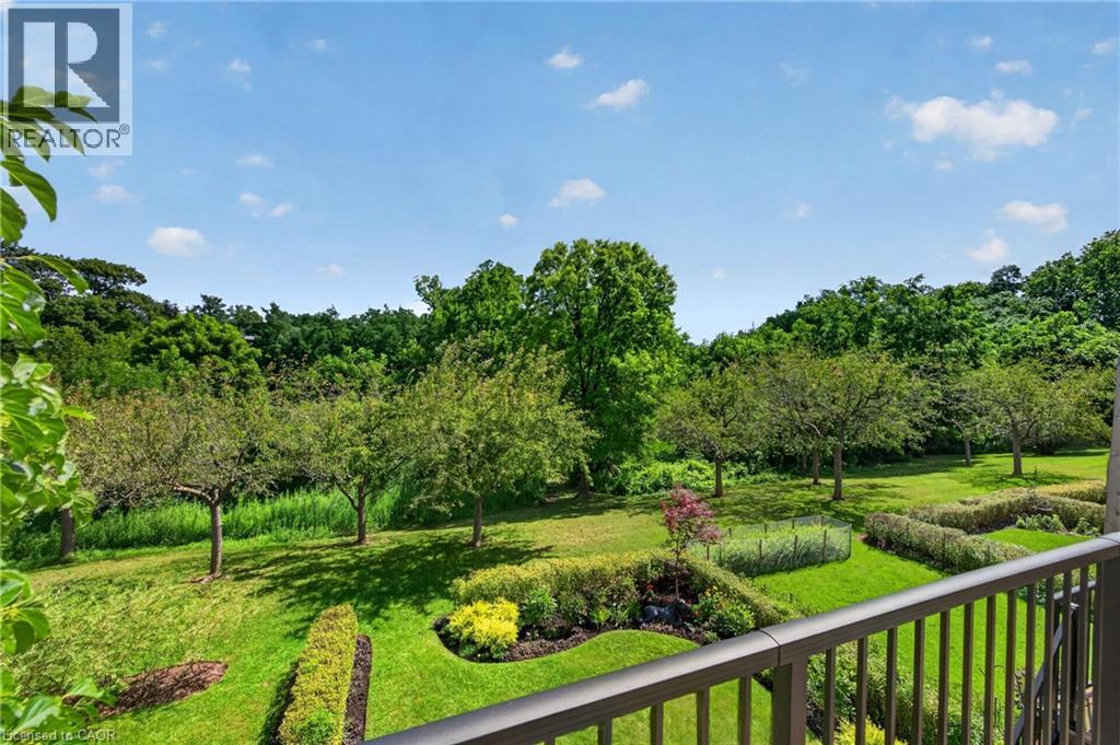 112 FAIRWOOD Place W, Burlington