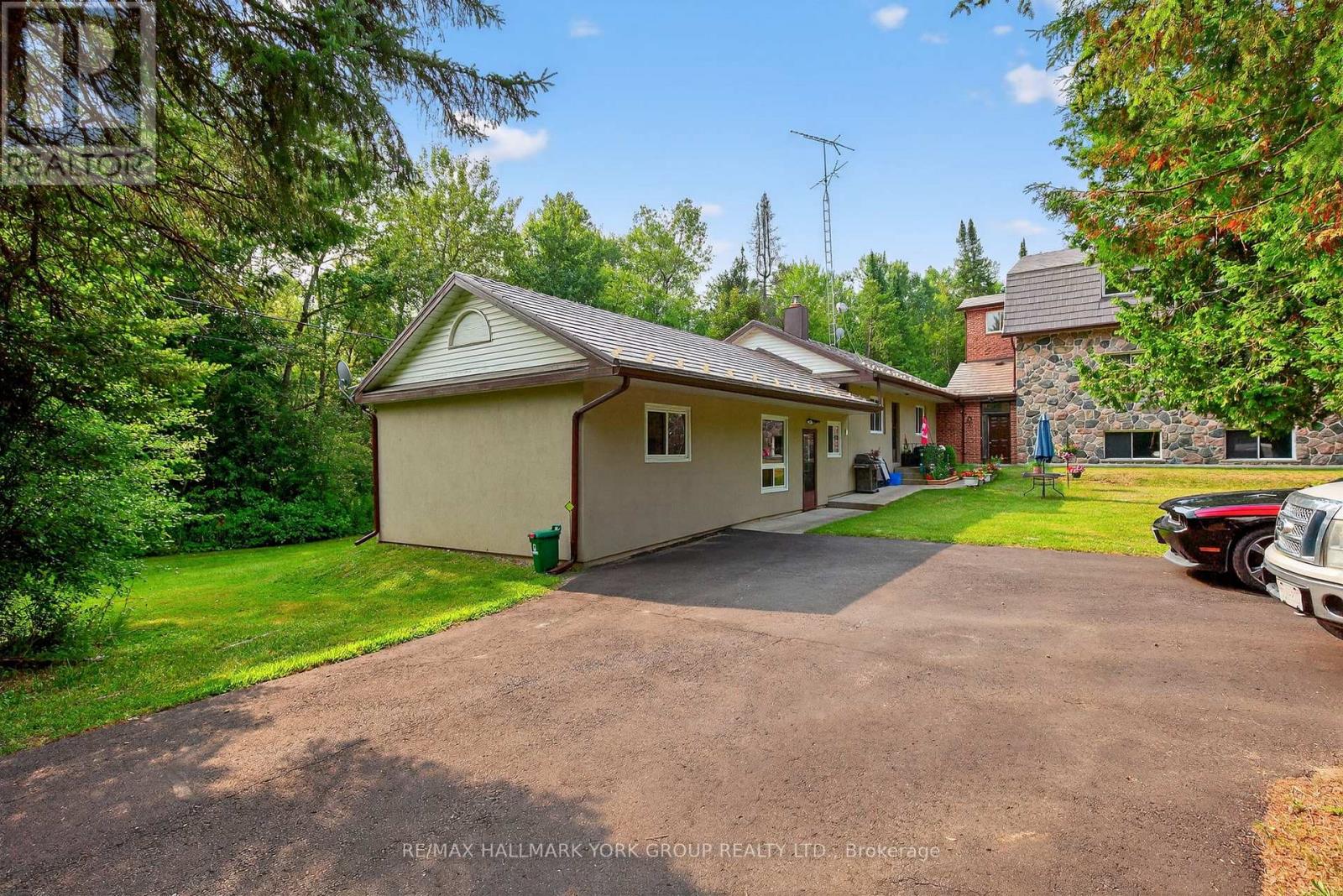 245 Davis photo 3