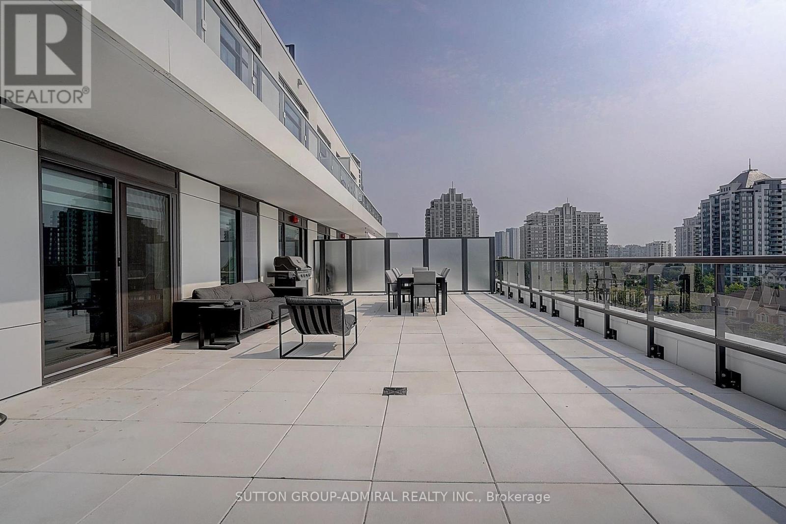 712 - 8 BEVERLEY GLEN BOULEVARD, Vaughan