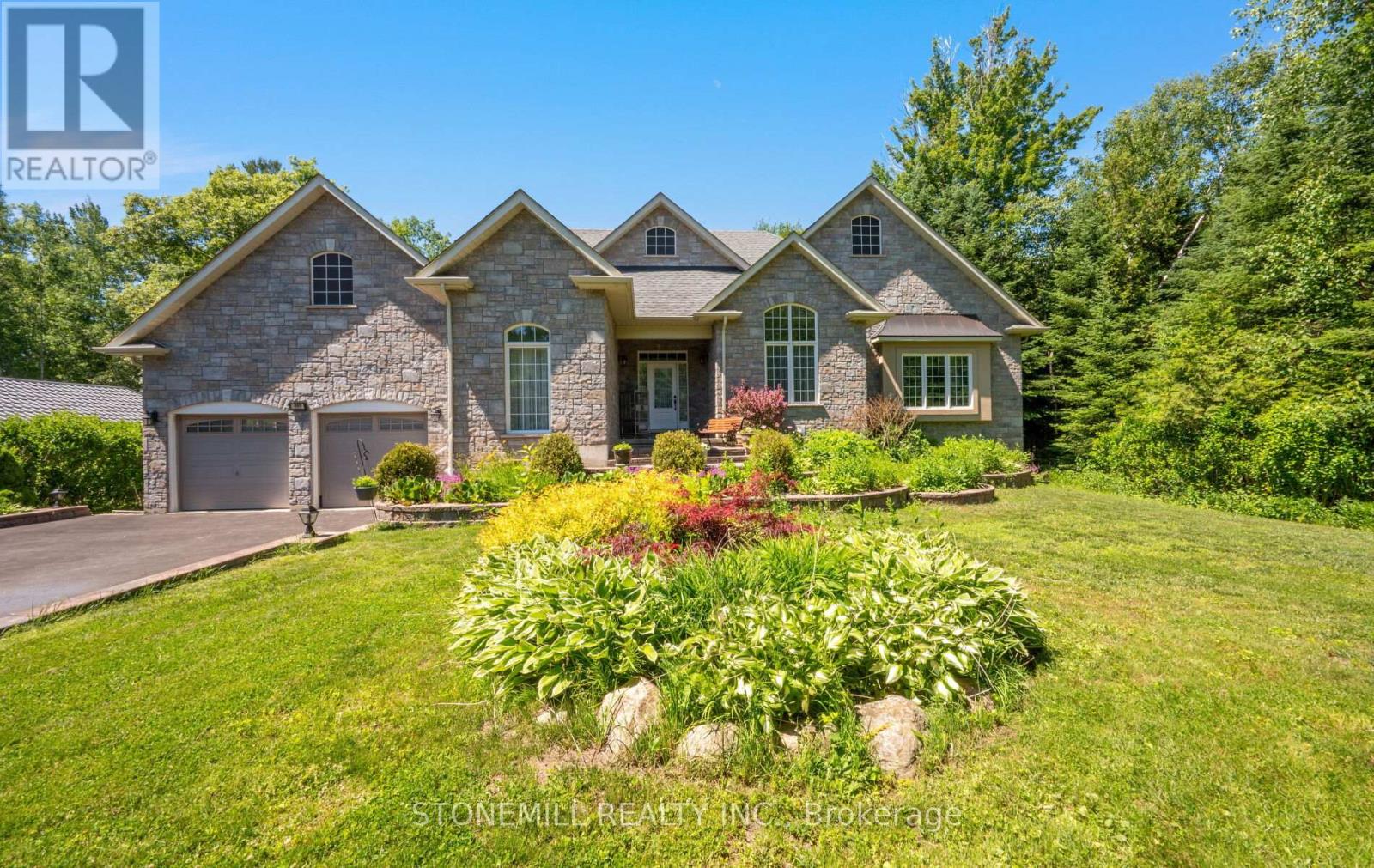868 Eastdale photo 2