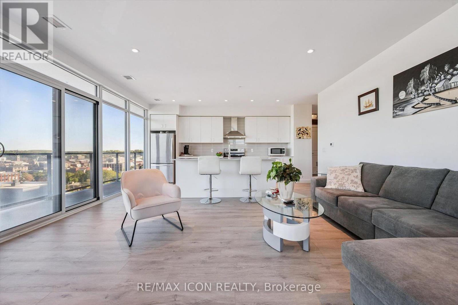 15 Glebe Street #902
